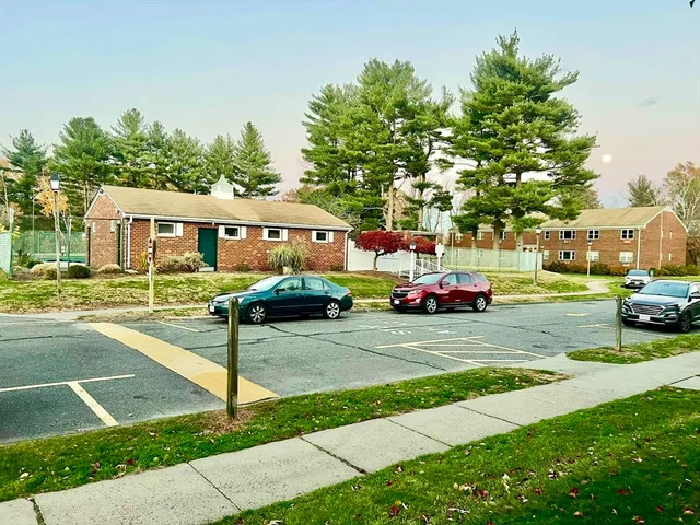 $1,950 | 192 Regency Park Drive, Unit 192, Agawam, MA 01001