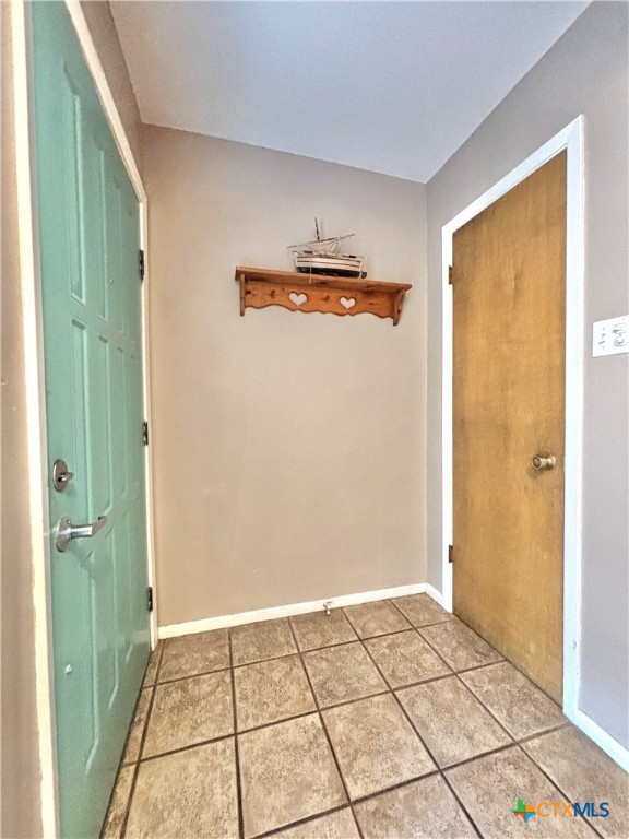 454 15th Street Port O'Connor, TX 77982 - Photo 11 of 45 a view of a livingroom with a bench