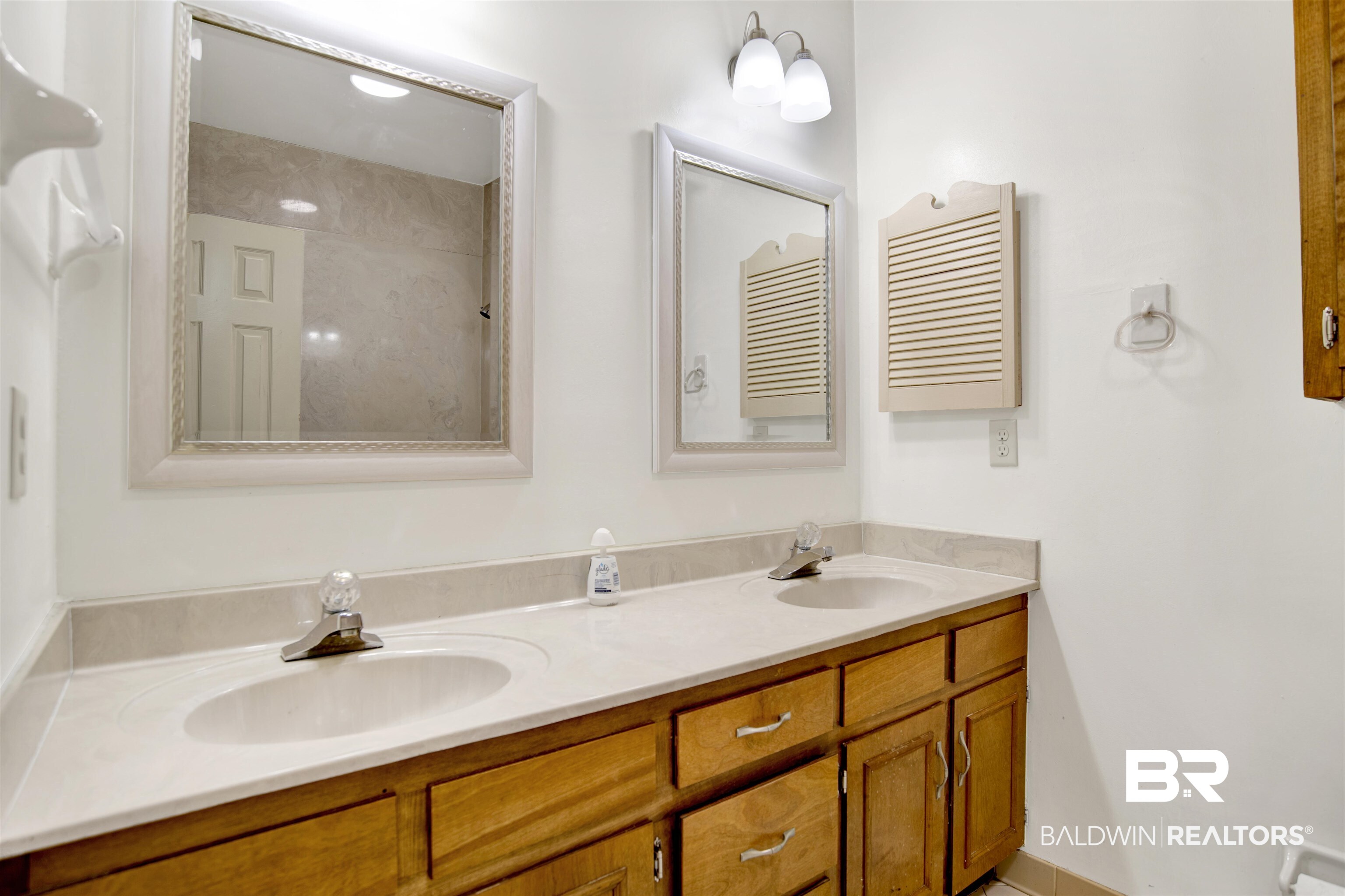3412 Peyton Court Mobile, AL 36695 - Photo 19 of 27 Bathroom with double vanity