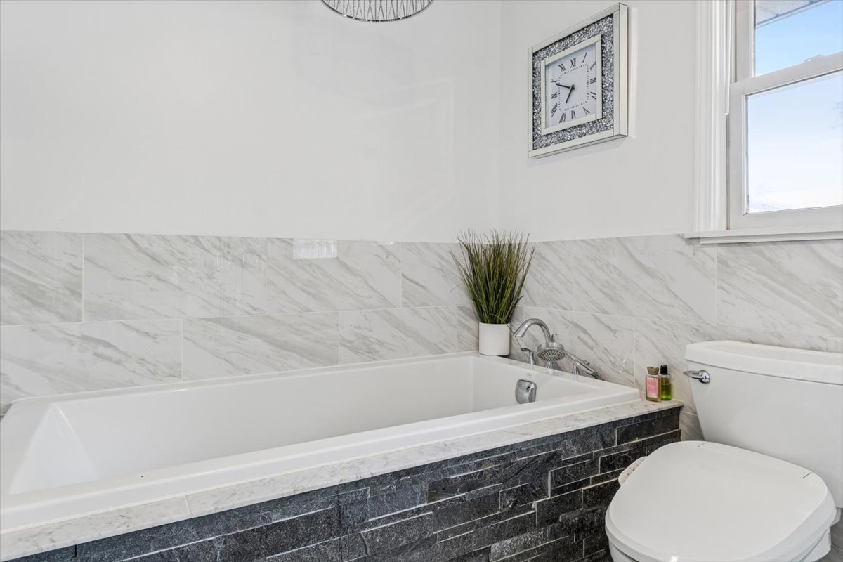 353 East Butterfield Road Elmhurst, IL 60126 - Photo 13 of 25 a bathroom with a bathtub and a toilet