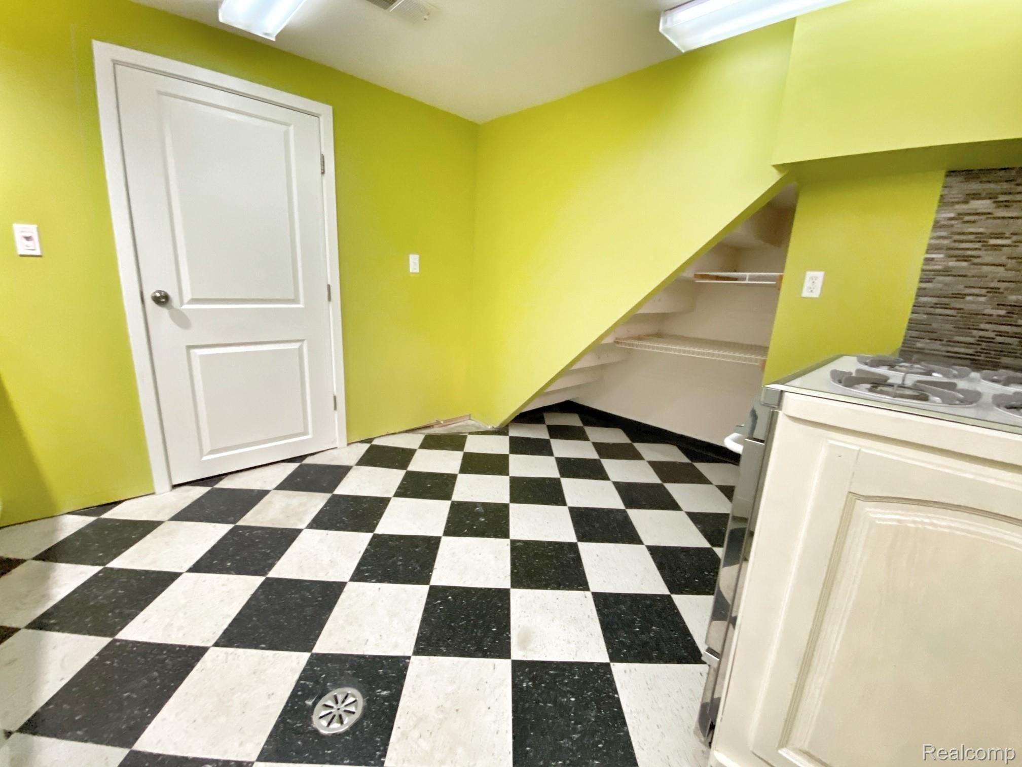 1301 Hampton Road Grosse Pointe, MI 48236 - Photo 30 of 39 IMG_2410.jpg