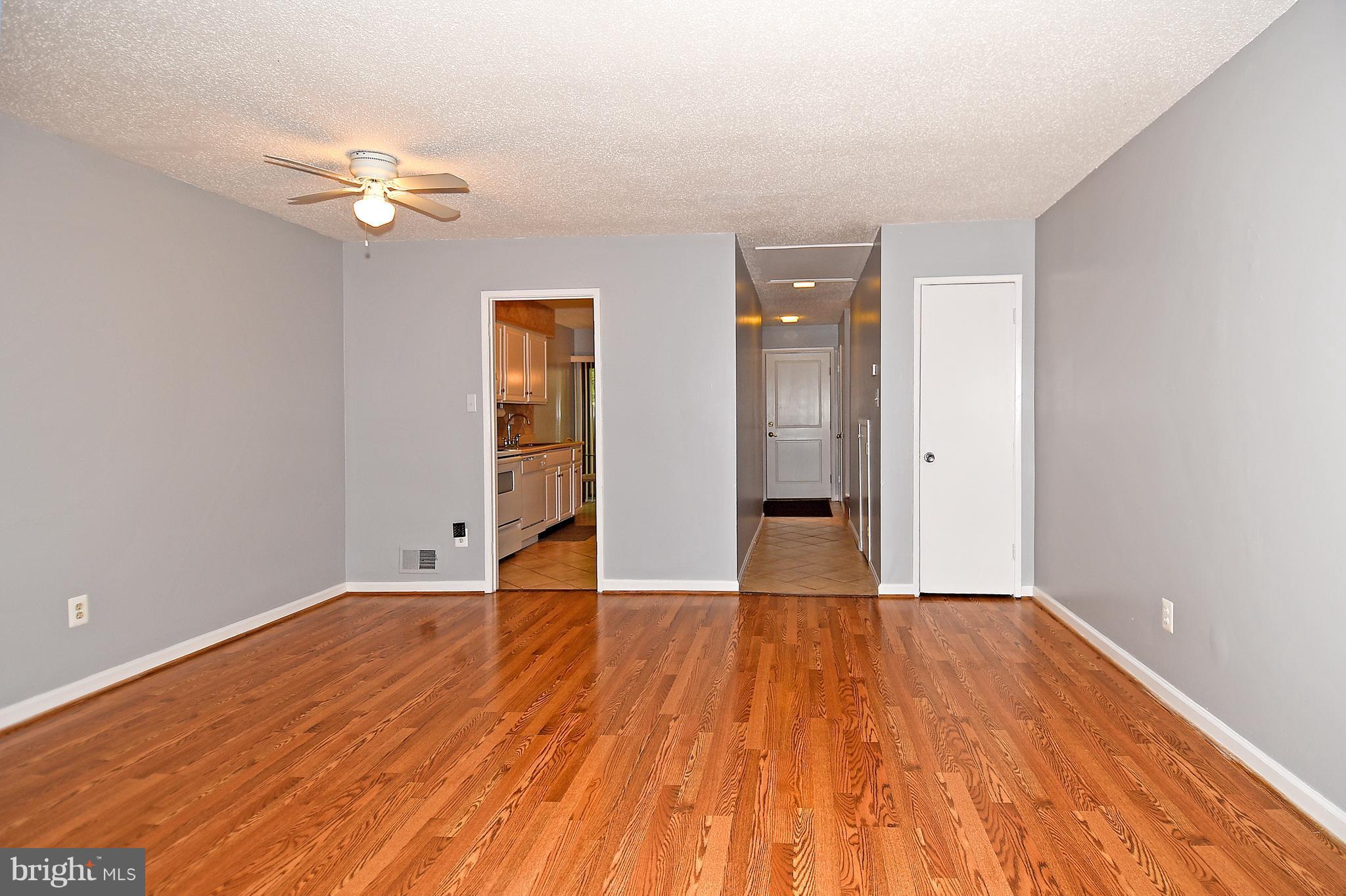 2354 Southgate Square Reston, VA 20191 - Photo 14 of 26 Living Room