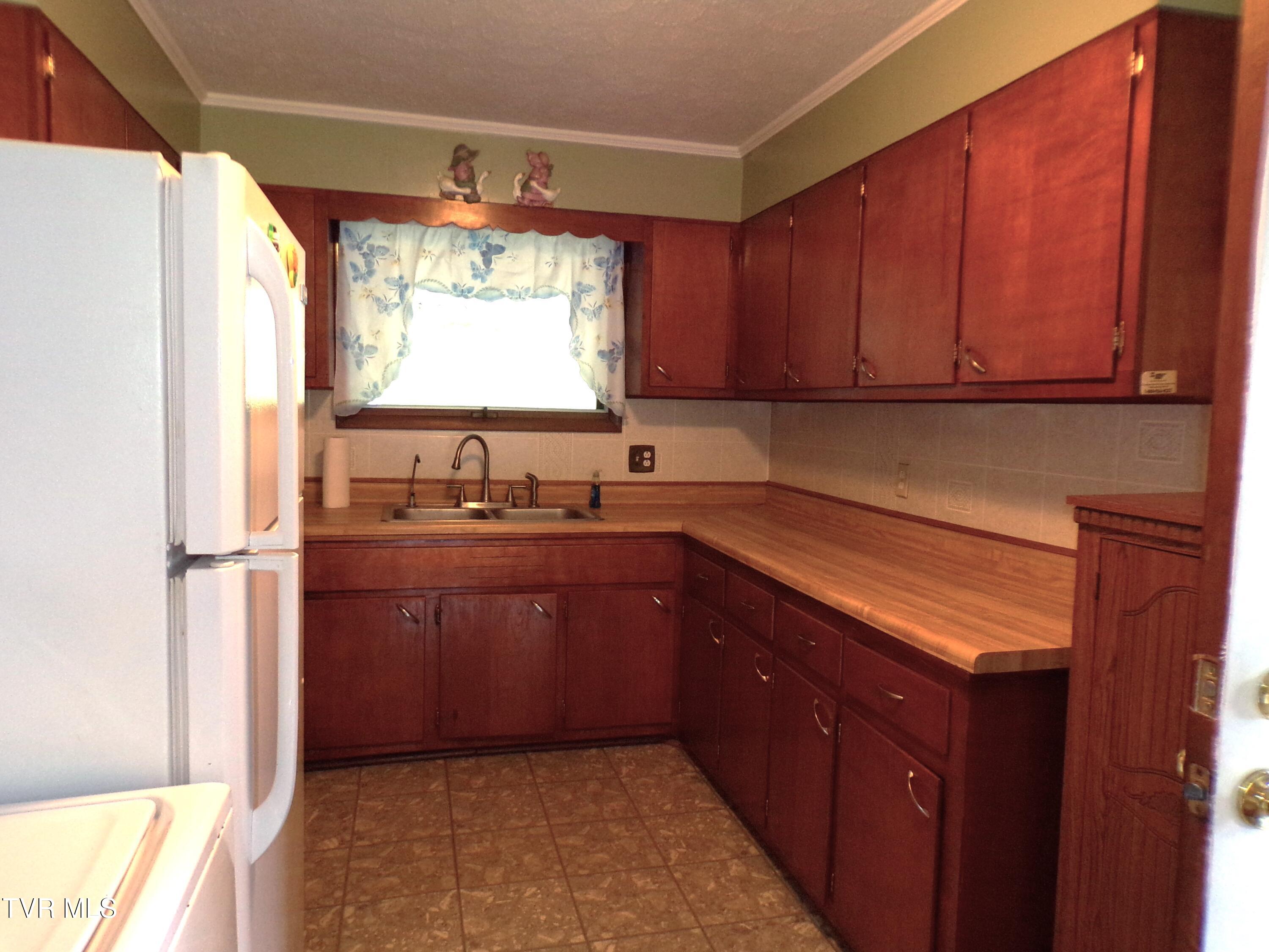 133 Cloud High Road Duffield, VA 24244 - Photo 16 of 32 Kitchen from dining