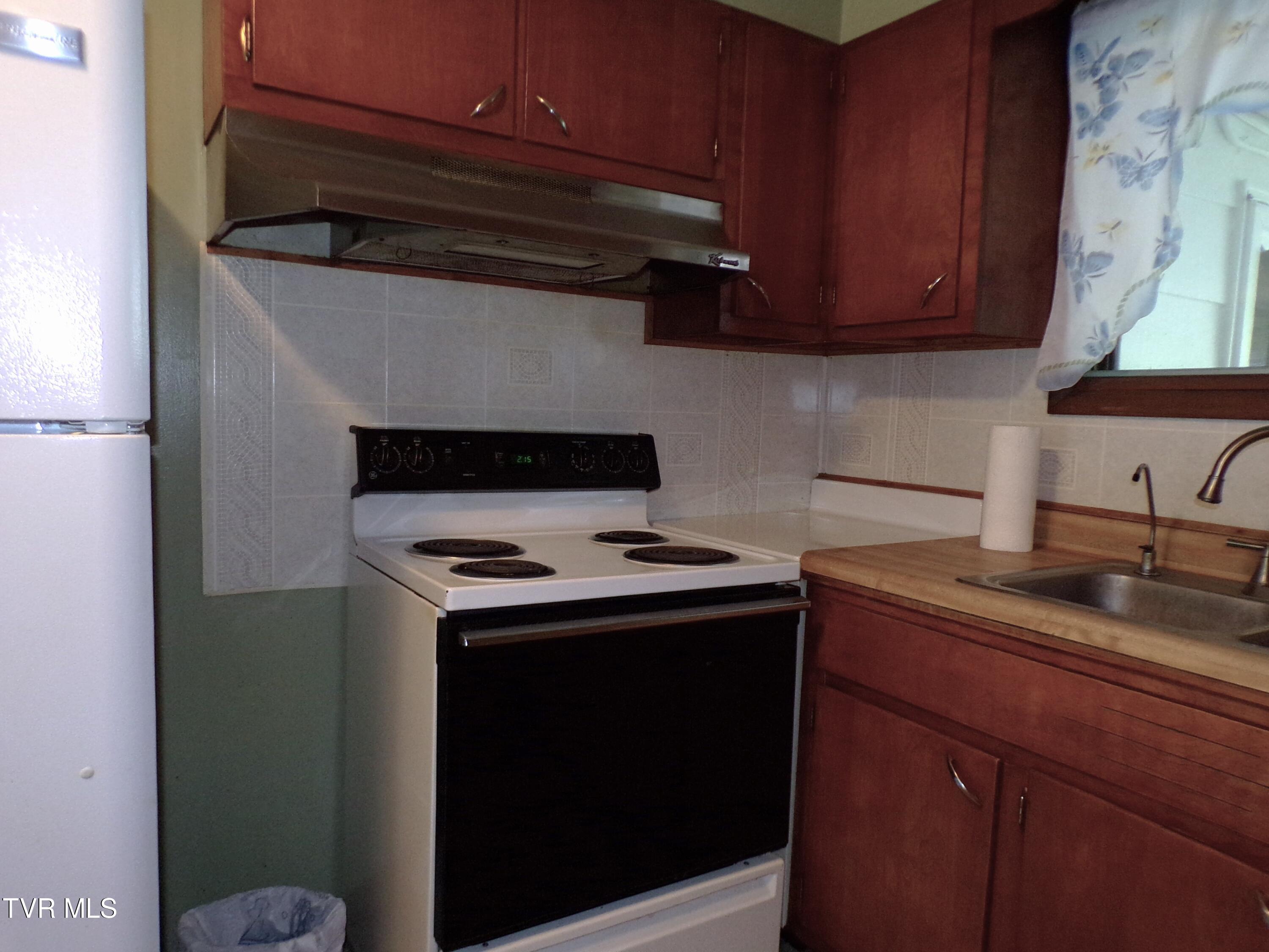 133 Cloud High Road Duffield, VA 24244 - Photo 18 of 32 Kitchen