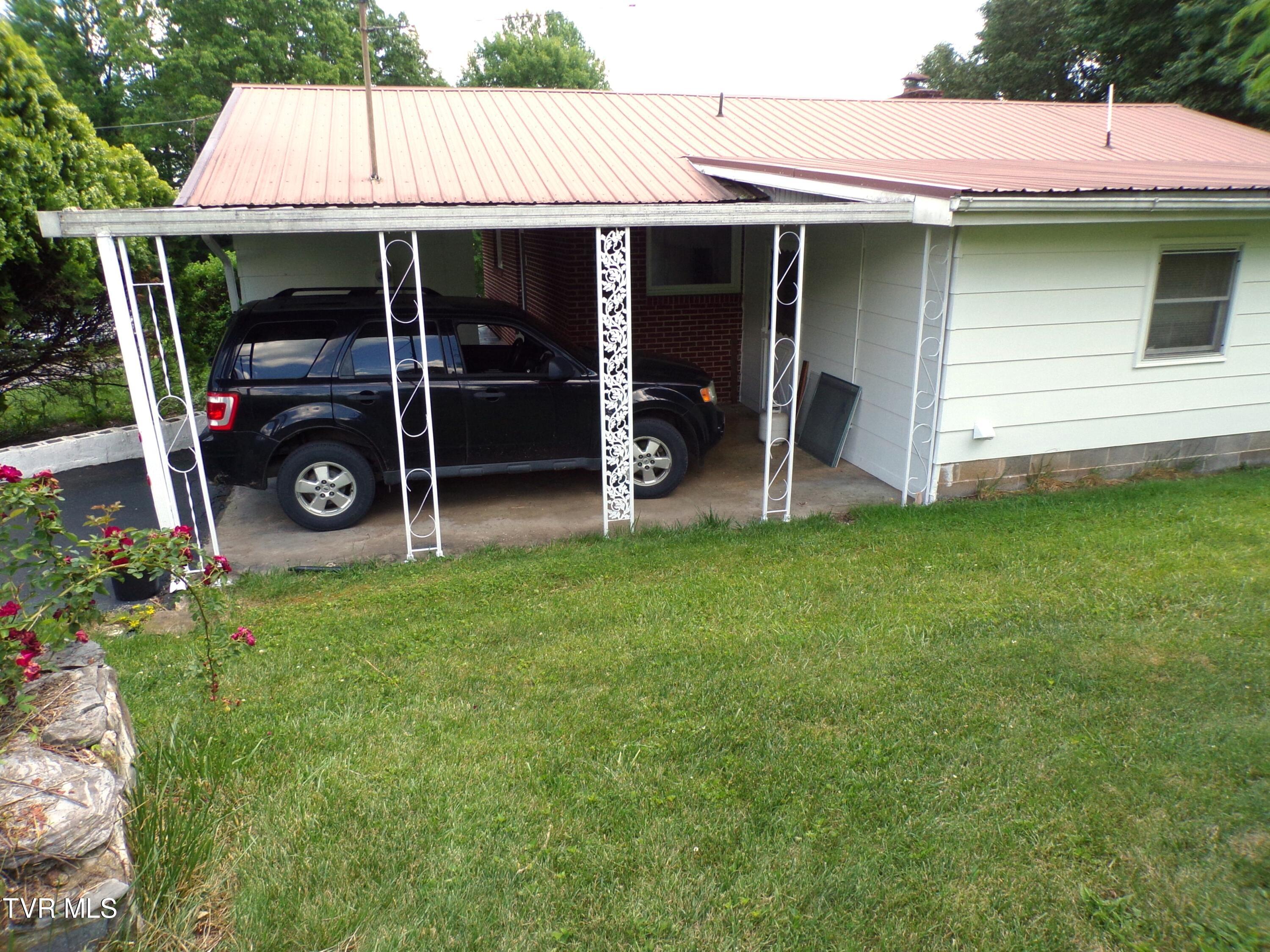 133 Cloud High Road Duffield, VA 24244 - Photo 8 of 32 Carport