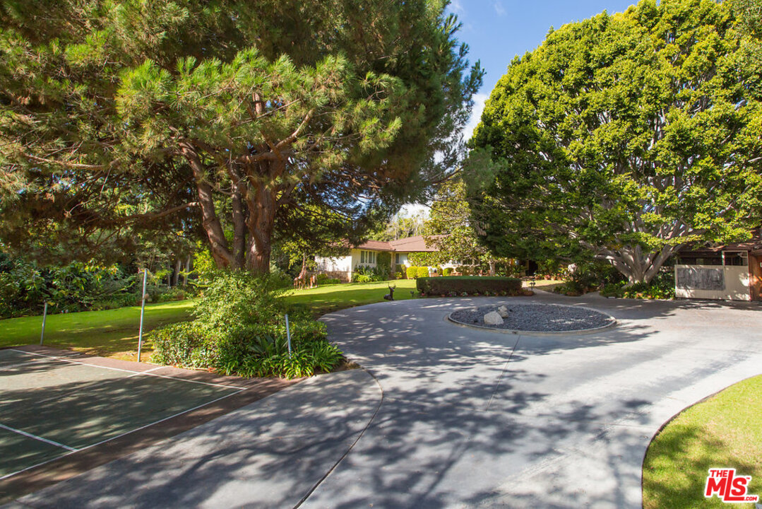 345 North Rockingham Avenue Los Angeles, CA 90049 - Photo 2 of 12