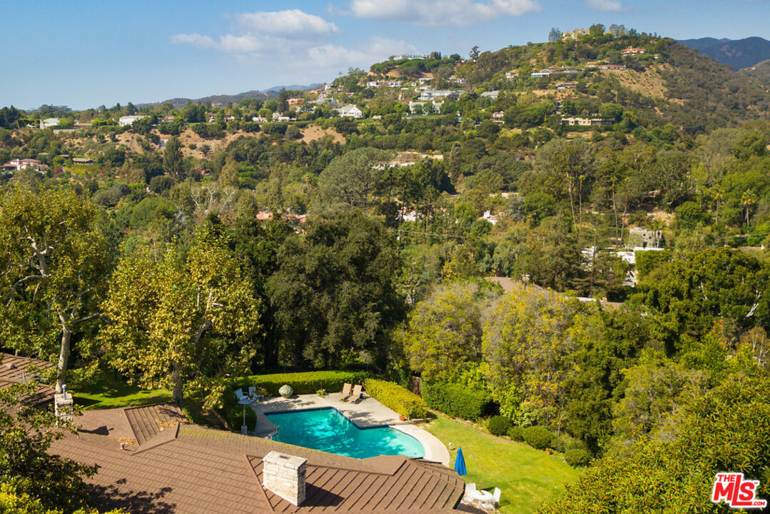 345 North Rockingham Avenue Los Angeles, CA 90049 - Photo 11 of 12