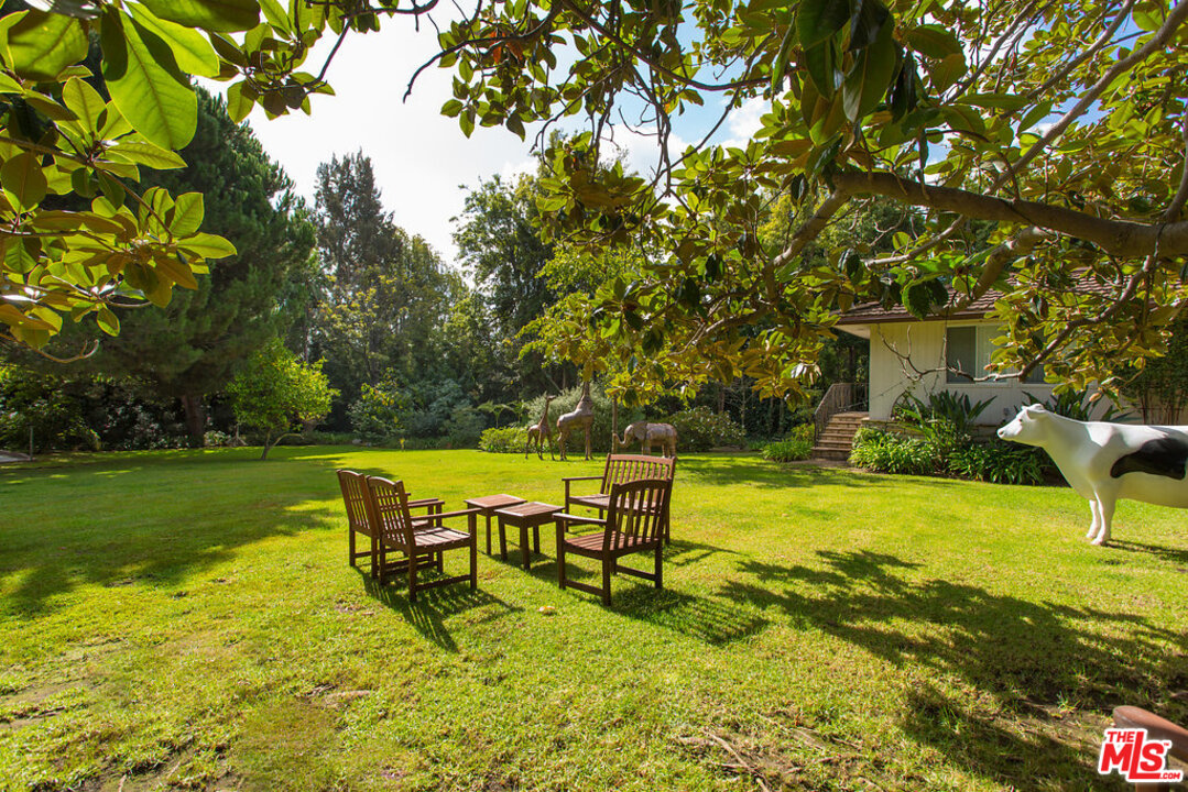 345 North Rockingham Avenue Los Angeles, CA 90049 - Photo 3 of 12