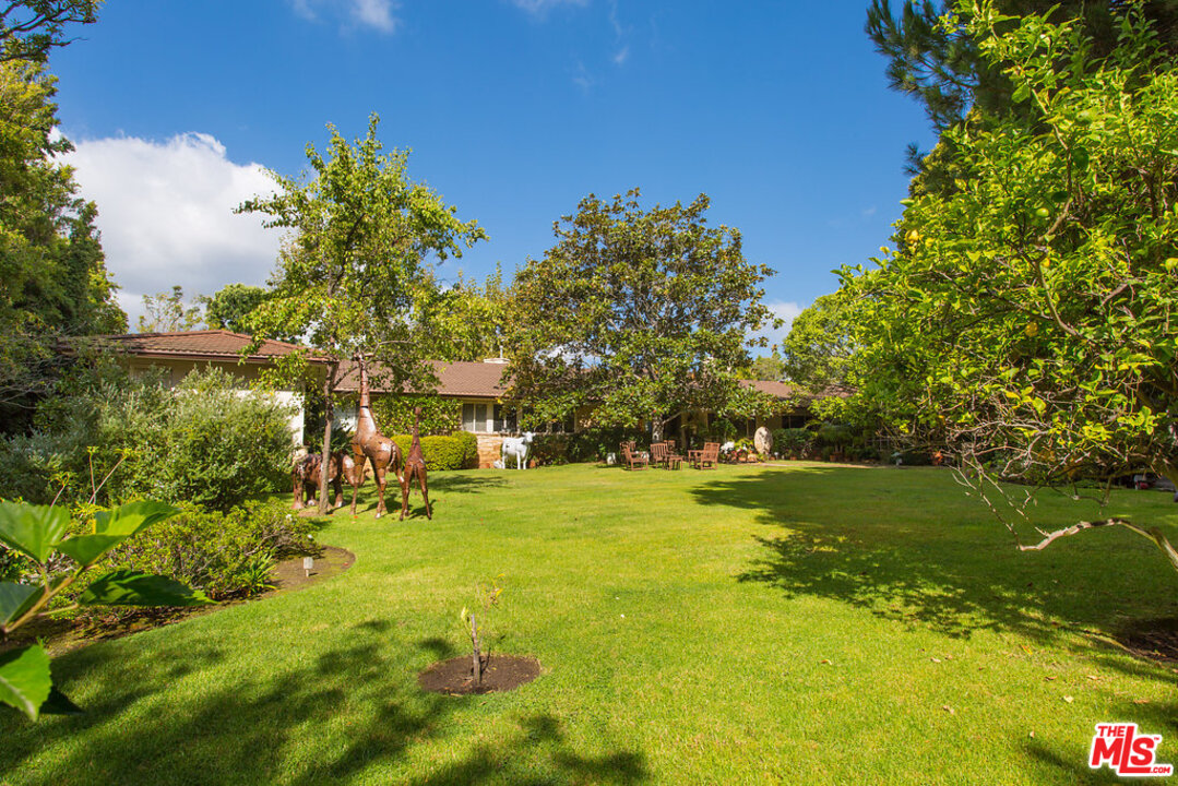 345 North Rockingham Avenue Los Angeles, CA 90049 - Photo 4 of 12