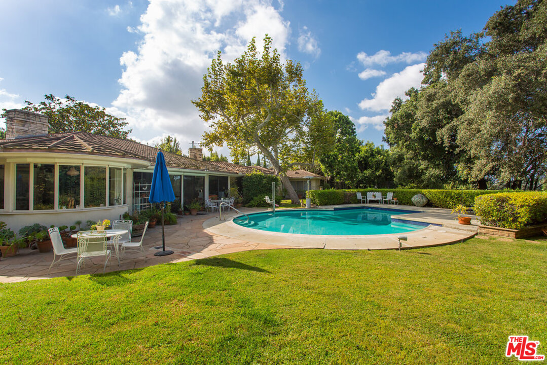 345 North Rockingham Avenue Los Angeles, CA 90049 - Photo 5 of 12