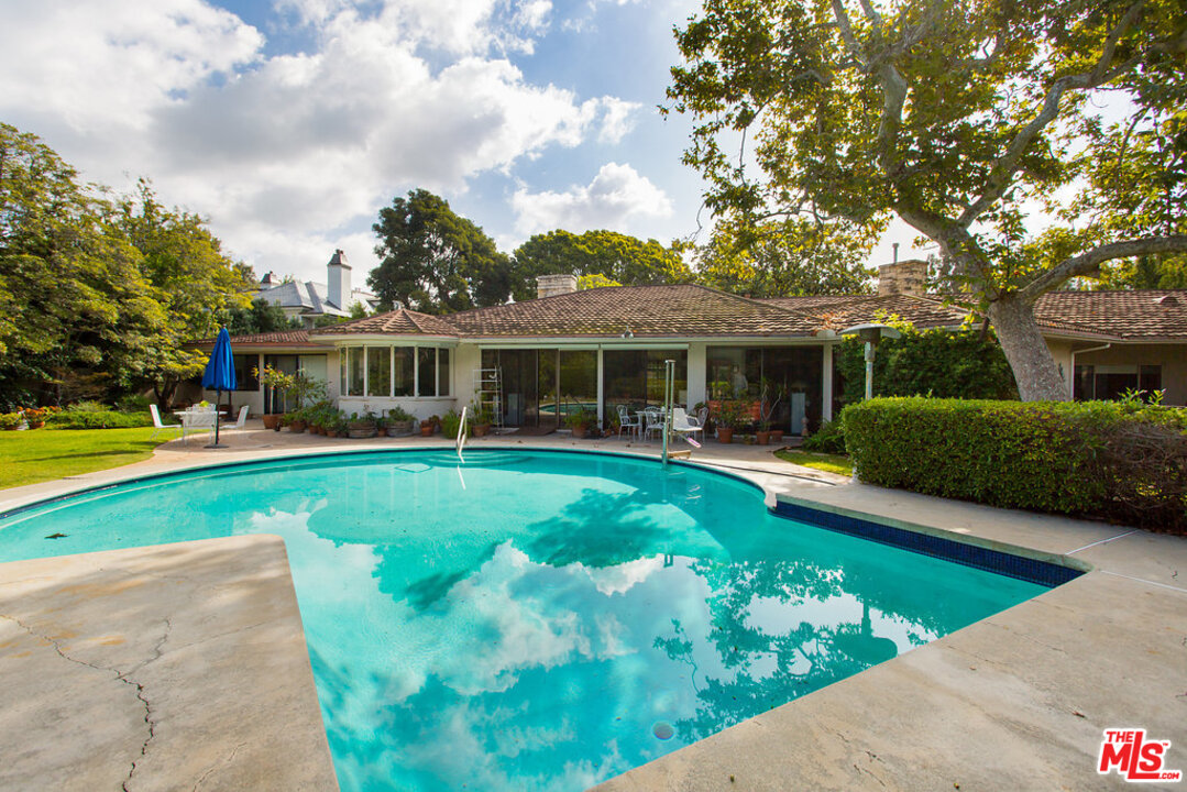 345 North Rockingham Avenue Los Angeles, CA 90049 - Photo 6 of 12