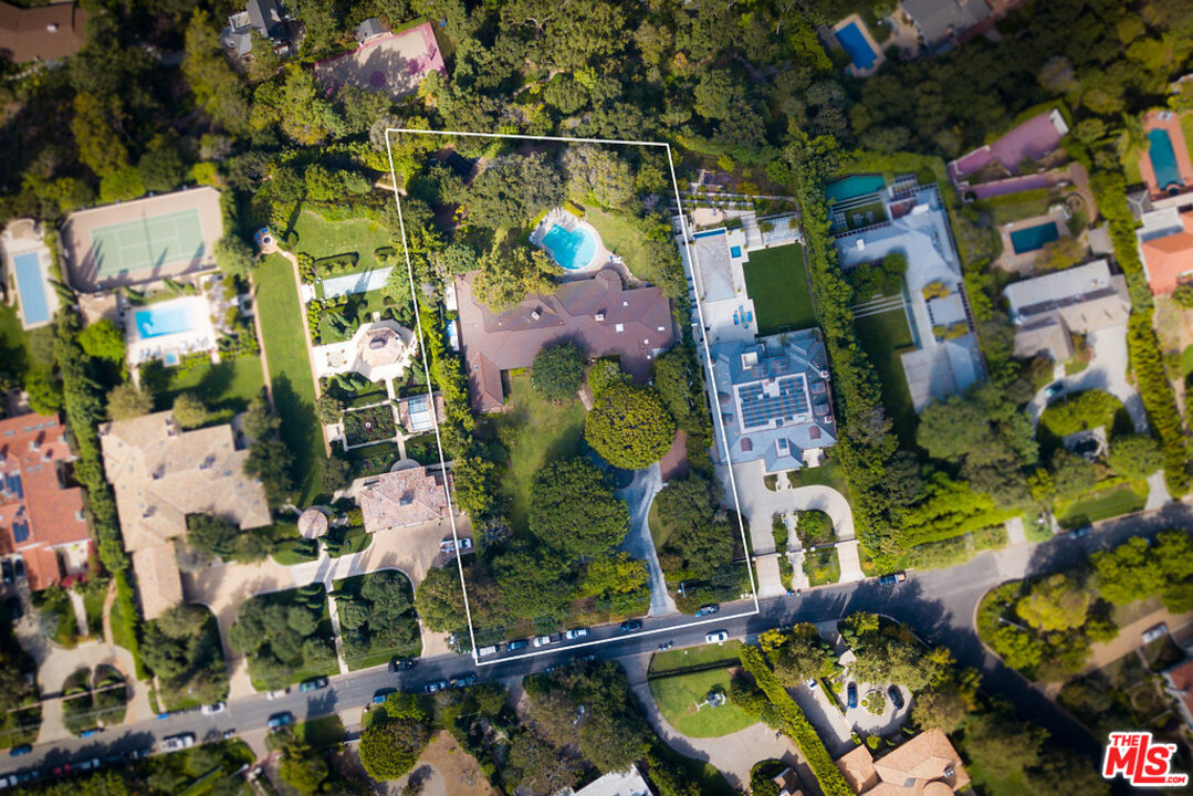 345 North Rockingham Avenue Los Angeles, CA 90049 - Photo 8 of 12