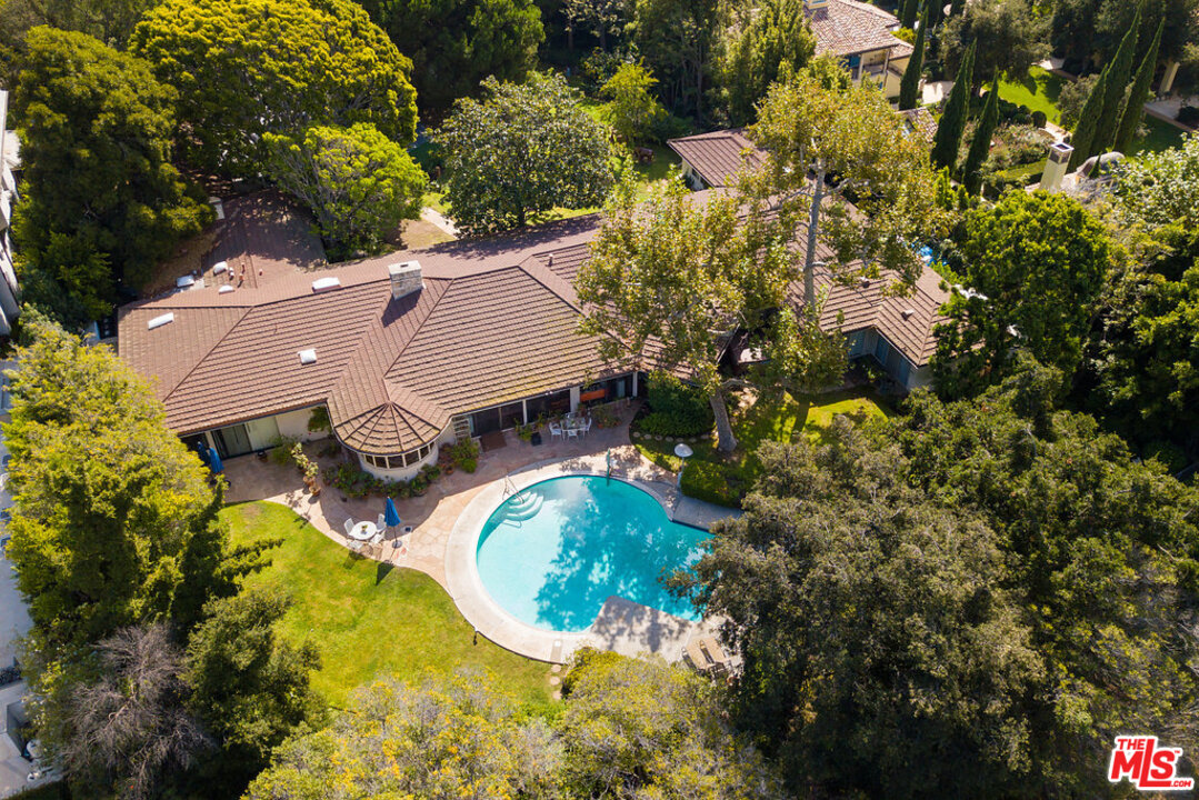 345 North Rockingham Avenue Los Angeles, CA 90049 - Photo 9 of 12