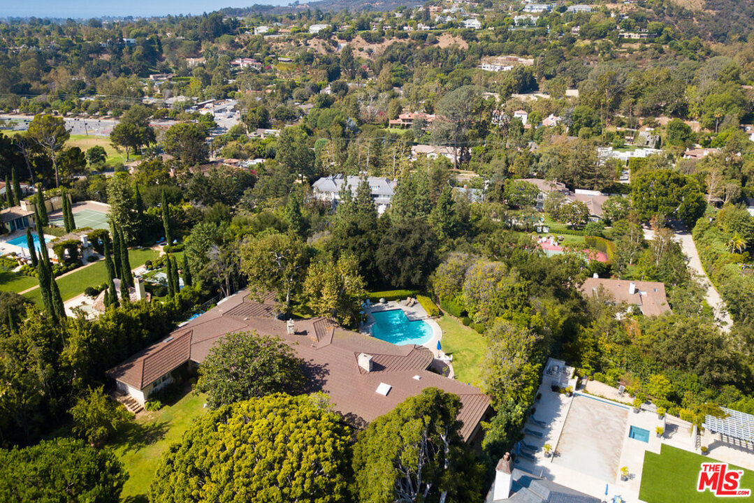 345 North Rockingham Avenue Los Angeles, CA 90049 - Photo 10 of 12