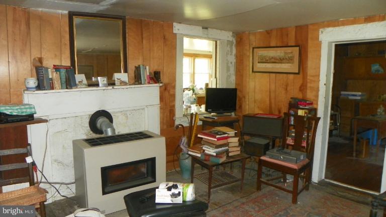 3370 Whiting Road Marshall, VA 20115 - Photo 14 of 17 Living Room