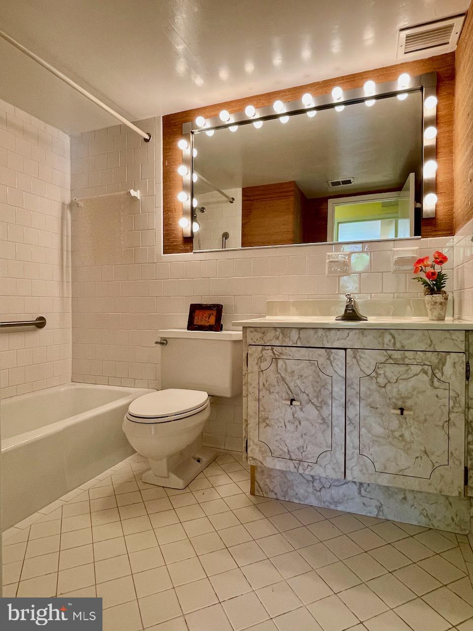 2304 Riddle Avenue, Unit 1 Wilmington, DE 19806 - Photo 13 of 22 Hall Bath