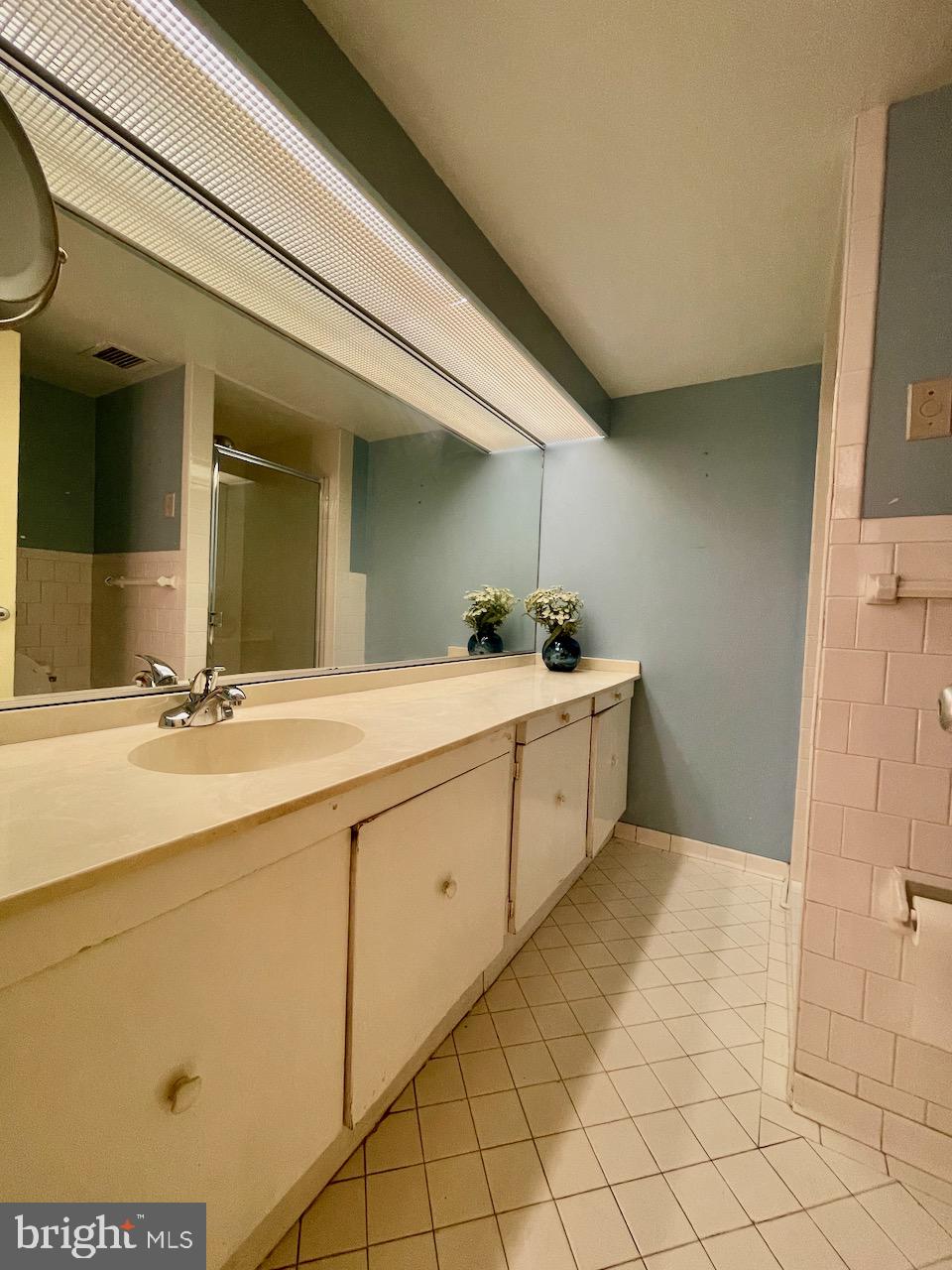 2304 Riddle Avenue, Unit 1 Wilmington, DE 19806 - Photo 19 of 22 Primary Bath