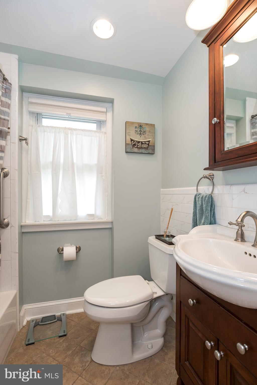 403 Avondale Road Havertown, PA 19083 - Photo 25 of 34 Upgraded Vanity/Flooring/Tub Surround