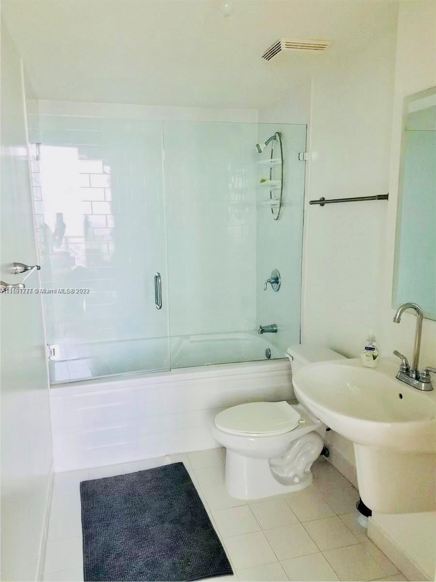 690 Southwest 1st Court, Unit 2926 Miami, FL 33130 - Photo 16 of 26 a bathroom with a toilet a sink and bathtub