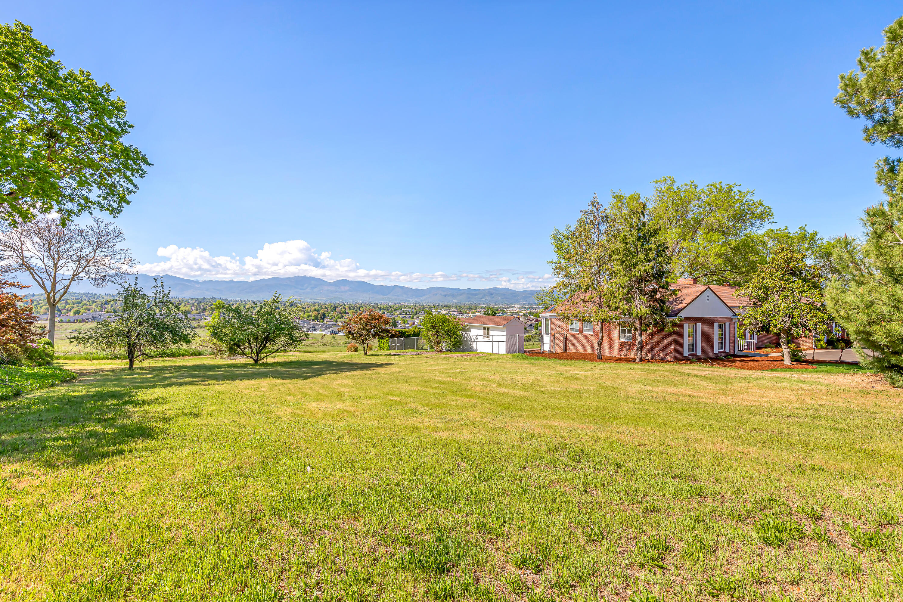 2038 Coker Butte Road Medford, OR 97504 - Photo 29 of 38 25
