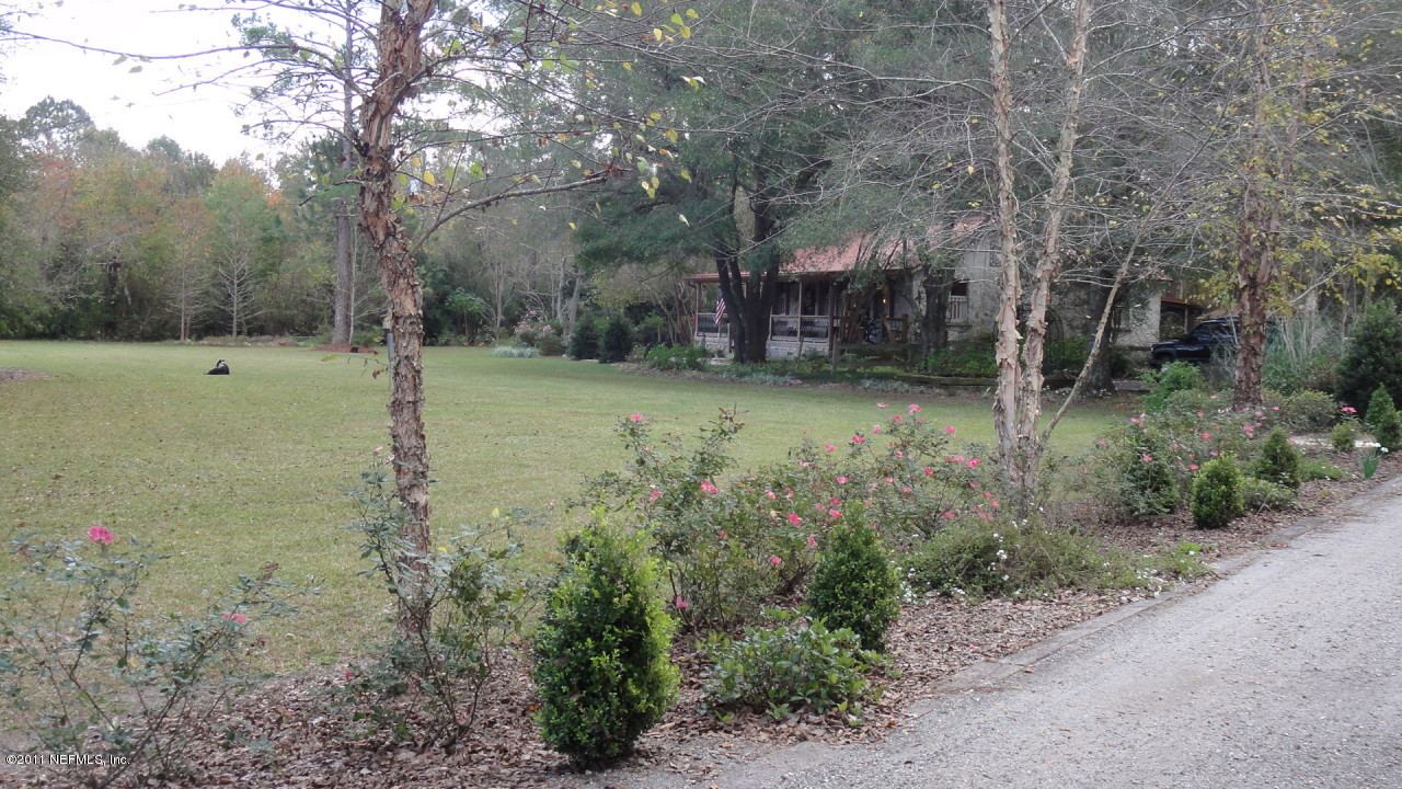 44002 Prancer Callahan, FL 32011 - Photo 54 of 55 a view of a backyard with large trees