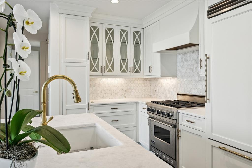 3630 Peachtree Road Northeast, Unit 3106 Atlanta, GA 30326 - Photo 6 of 41 a kitchen with a stove a sink and a granite top