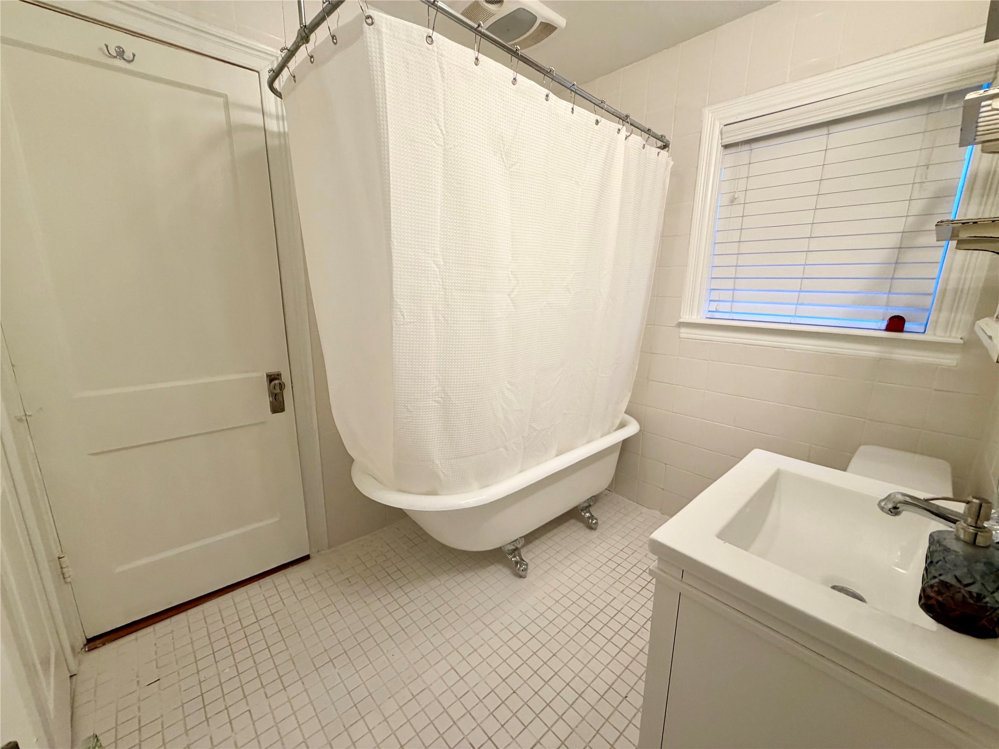 1621 Cherryhurst Street Houston, TX 77006 - Photo 18 of 21 a bathroom with a sink and shower