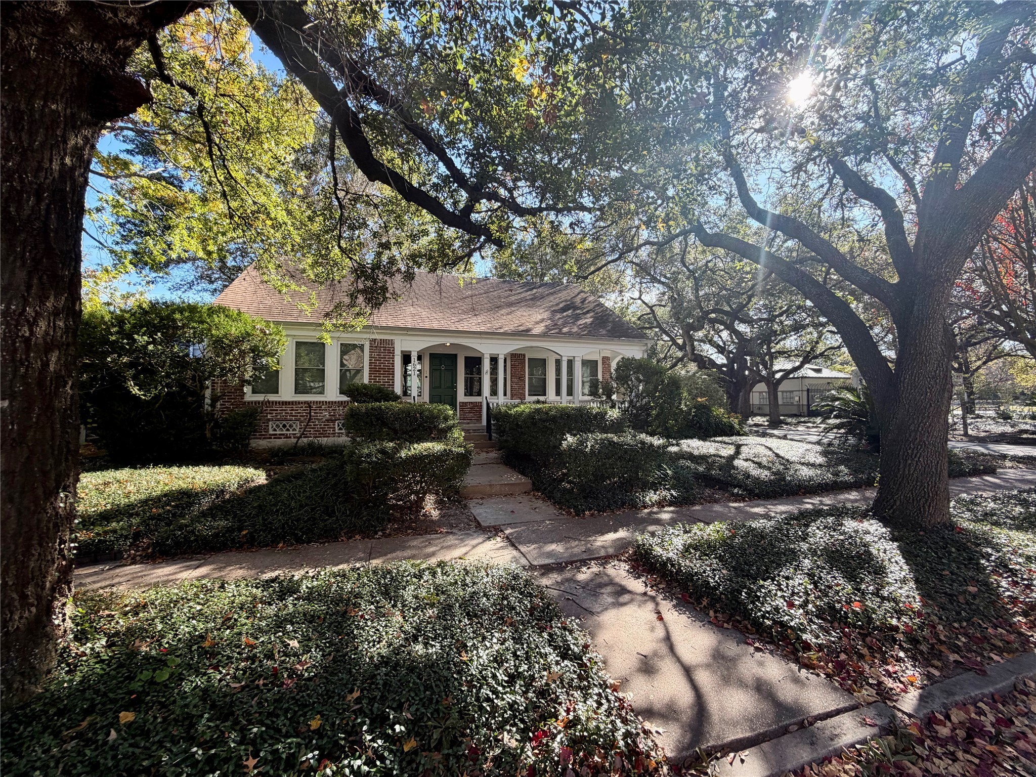 1621 Cherryhurst Street Houston, TX 77006 - Photo 4 of 21 a view of a house with a yard