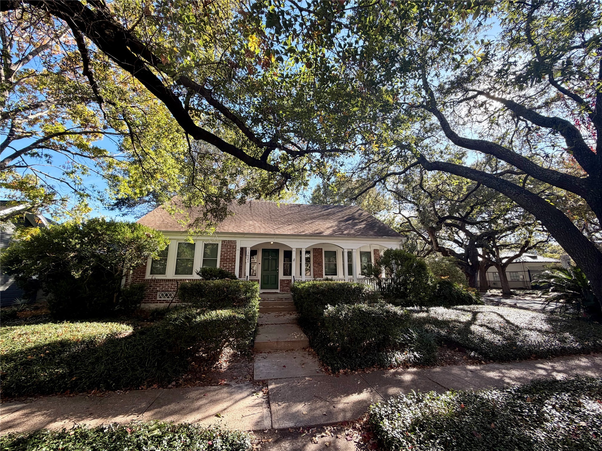 1621 Cherryhurst Street Houston, TX 77006 - Photo 5 of 21 a front view of a house with a garden