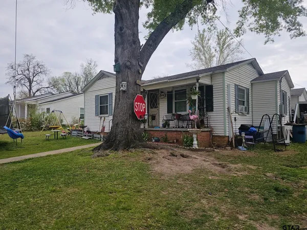 a view of a house with backyard porch and garden