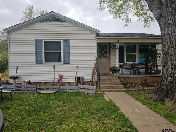 a front view of house with yard