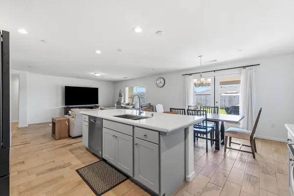 $480,000 | 2131 West Ambassador Way, Hanford, CA 93230