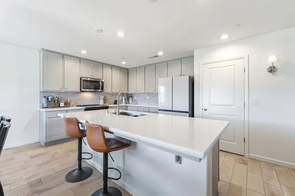$480,000 | 2131 West Ambassador Way, Hanford, CA 93230