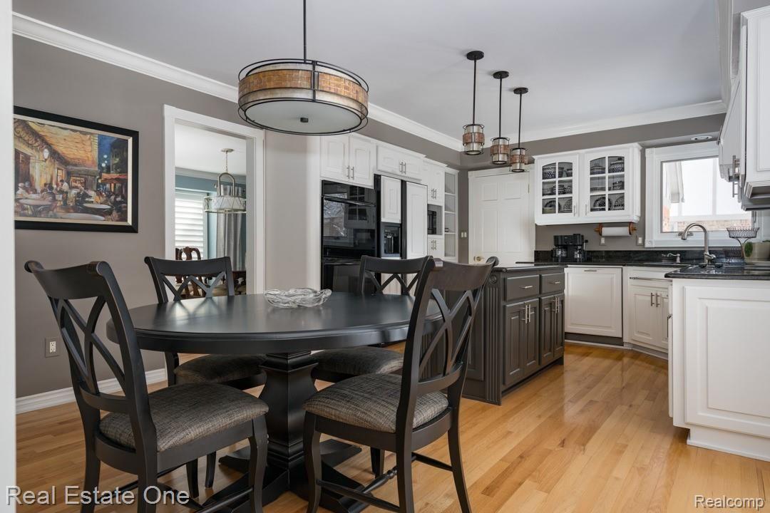 4727 Rivers Edge Drive Troy, MI 48098 - Photo 10 of 42 Refreshed & Updated Kitchen