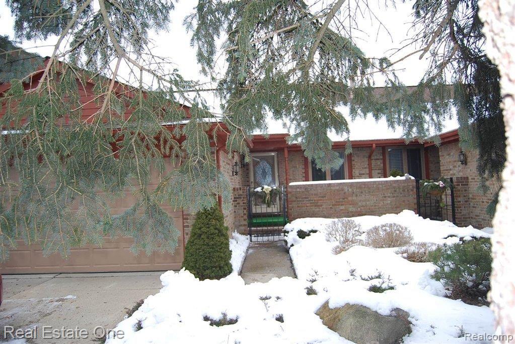 922 GreenView Court, Unit 22 Rochester, MI 48307 - Photo 1 of 24 Court Entry