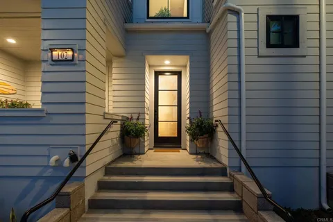a view of entryway front of house
