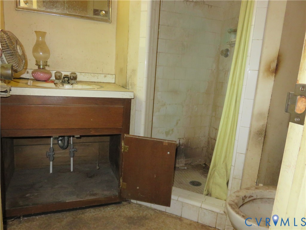 4292 Range Road Mechanicsville, VA 23111 - Photo 19 of 50 a bathroom with a sink a mirror and shower