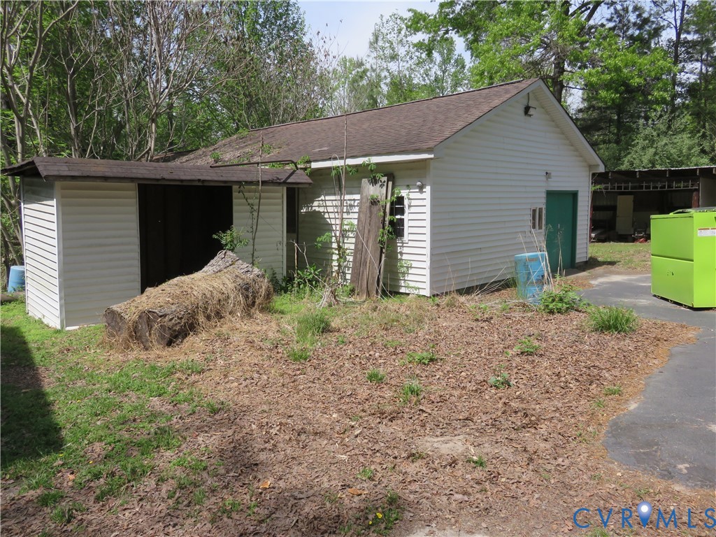 4292 Range Road Mechanicsville, VA 23111 - Photo 25 of 50 a front view of a house with garden