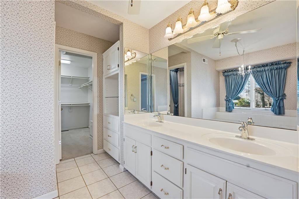 4240 Southwest Clipper Court Lee's Summit, MO 64082 - Photo 13 of 51