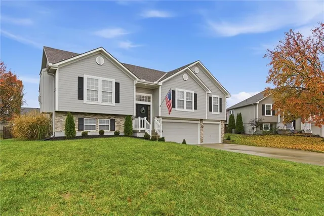 $399,900 | 328 Southwest Chatham Court, Lee's Summit, MO 64082