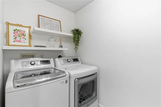 $399,900 | 328 Southwest Chatham Court, Lee's Summit, MO 64082