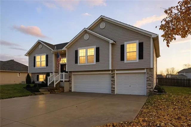 $399,900 | 328 Southwest Chatham Court, Lee's Summit, MO 64082