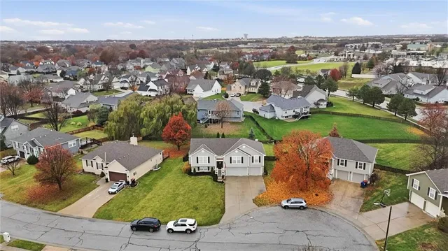 $399,900 | 328 Southwest Chatham Court, Lee's Summit, MO 64082