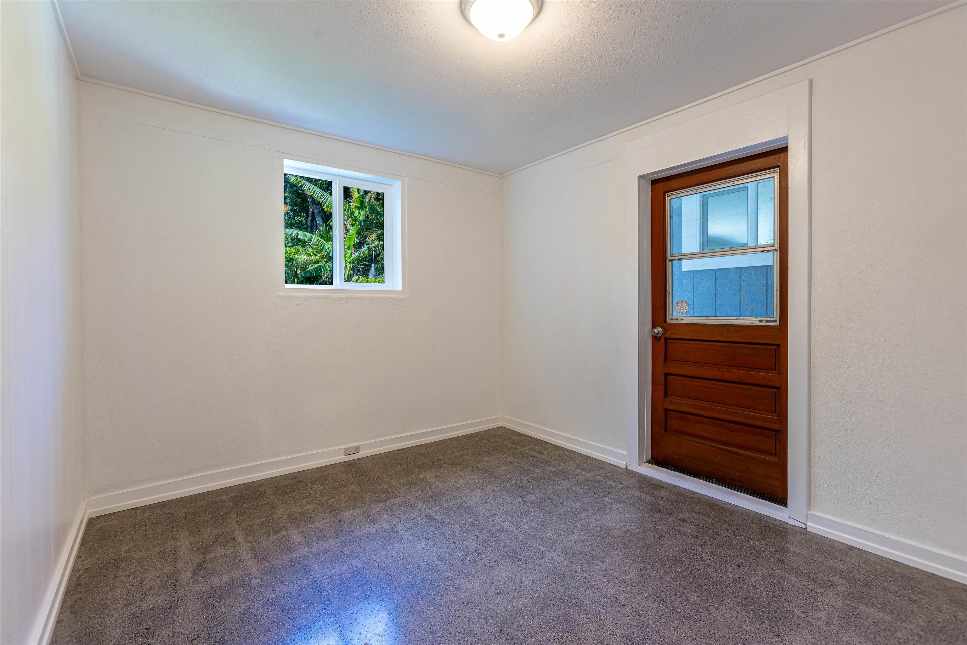 720 Mopua Street Haiku, HI 96708 - Photo 8 of 20 an empty room with windows and closet