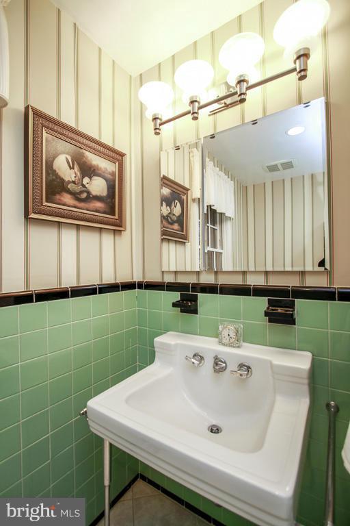 1202 Doves Cove Road Baltimore, MD 21286 - Photo 26 of 30 Full Hall Bathroom