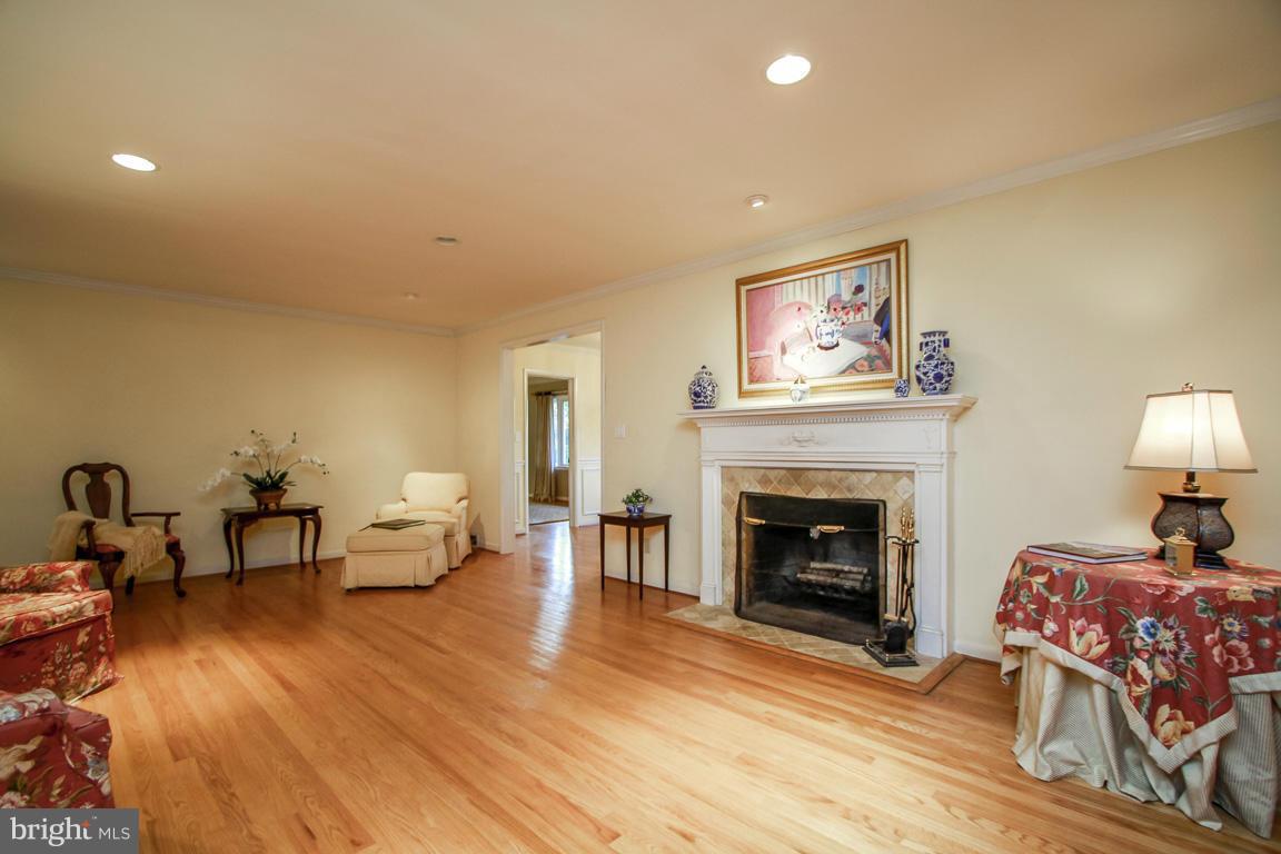 1202 Doves Cove Road Baltimore, MD 21286 - Photo 4 of 30 Living Room