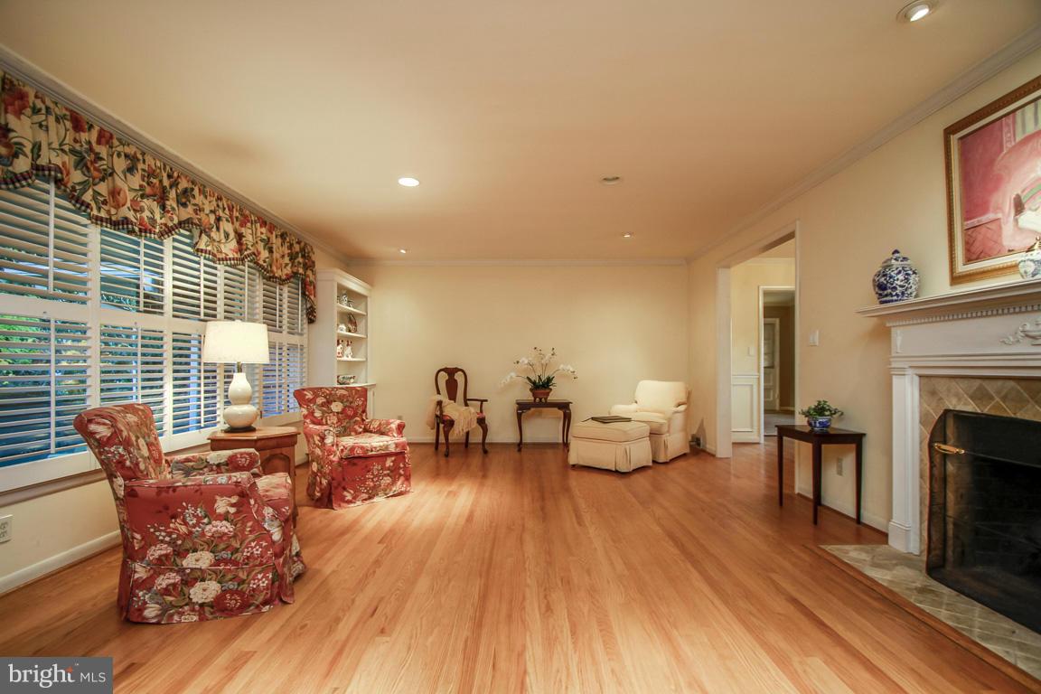 1202 Doves Cove Road Baltimore, MD 21286 - Photo 5 of 30 Living Room
