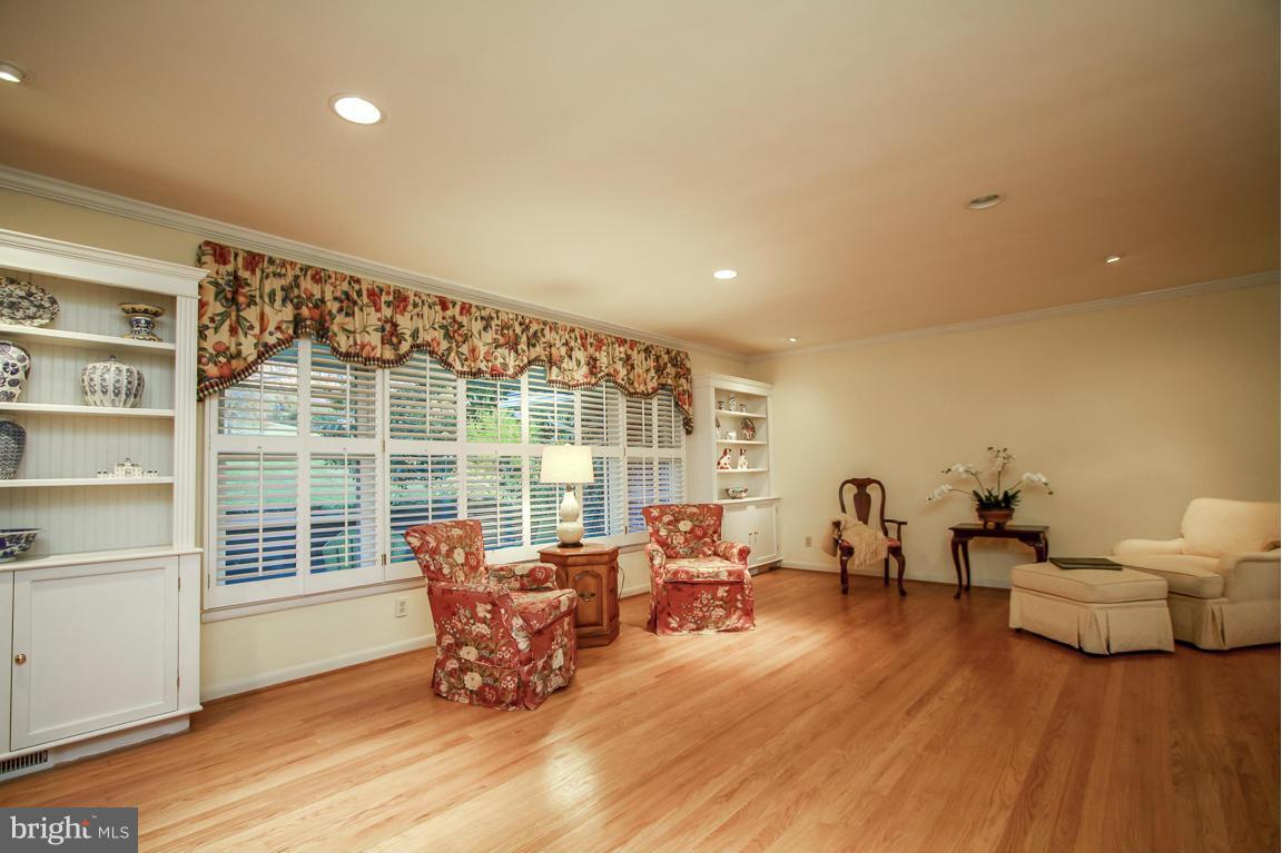 1202 Doves Cove Road Baltimore, MD 21286 - Photo 6 of 30 Living Room