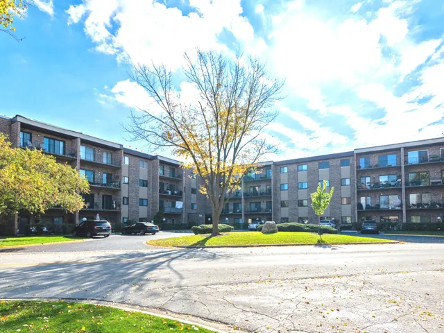 $194,900 | 725 West Huntington Commons Road, Unit 416, Mount Prospect, IL 60056