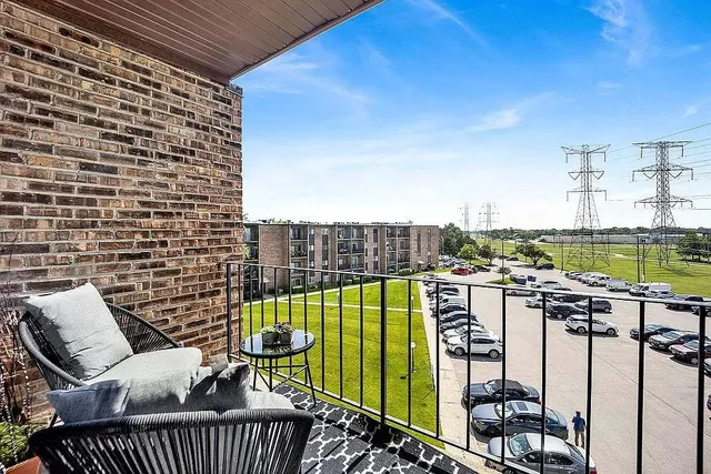 $194,900 | 725 West Huntington Commons Road, Unit 416, Mount Prospect, IL 60056